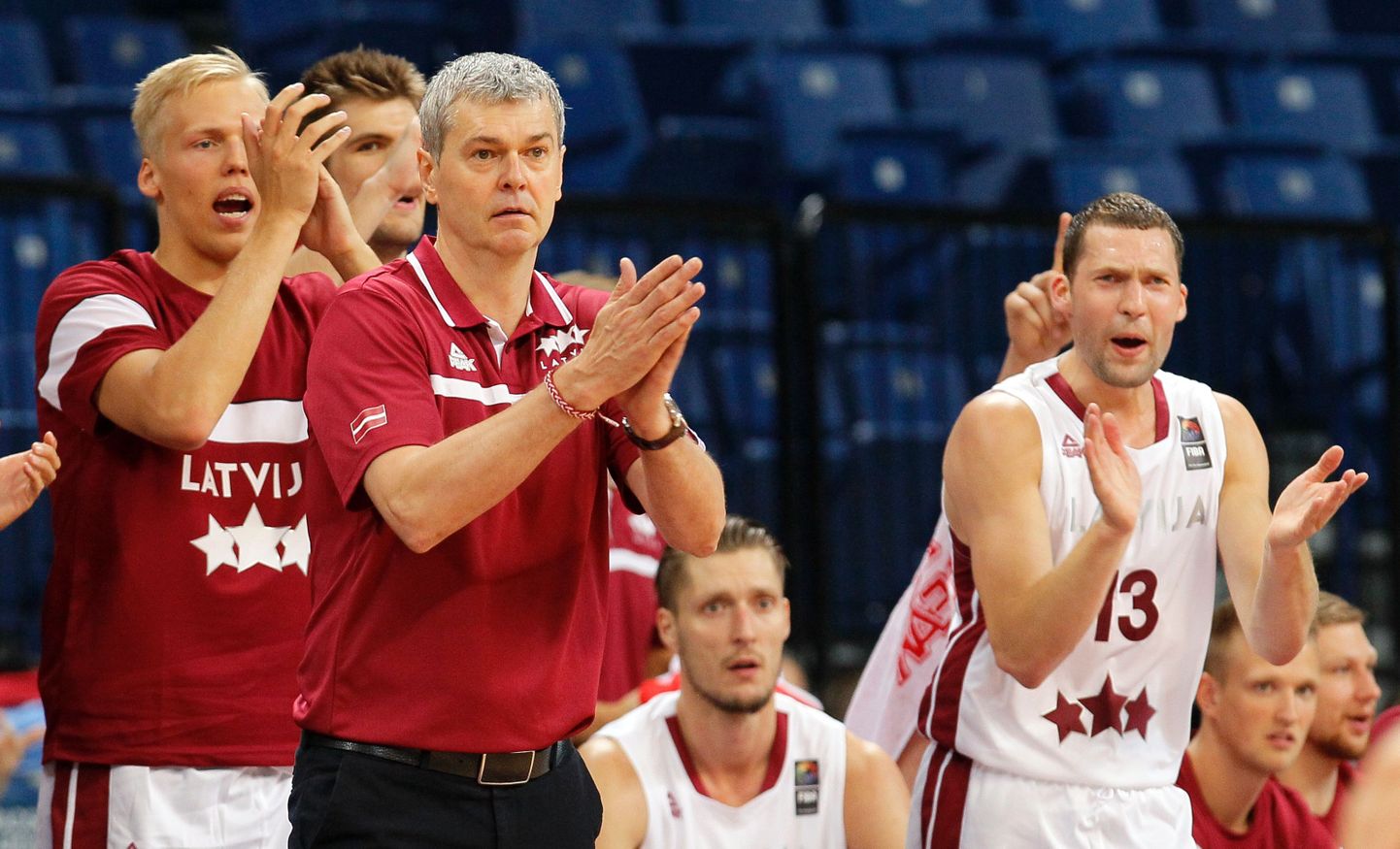 Läti korvpallikoondise peatreener Ainars Bagatskis (vasakul) ja üks liidreid Janis Strelnieks (13) võivad koondise käekäigu üle rõõmustada.