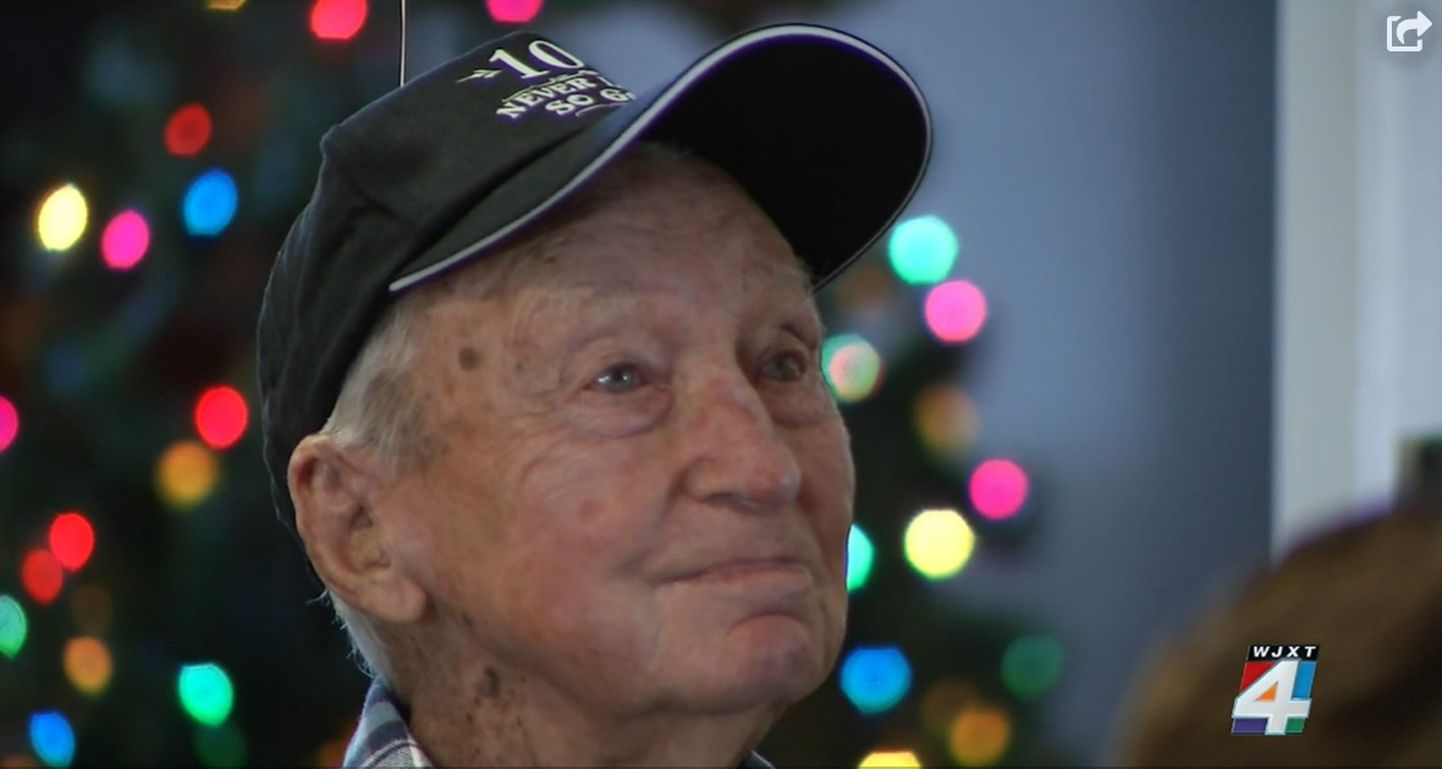 100-aastane Herman Jones oma sünnipäeva tähistamas.