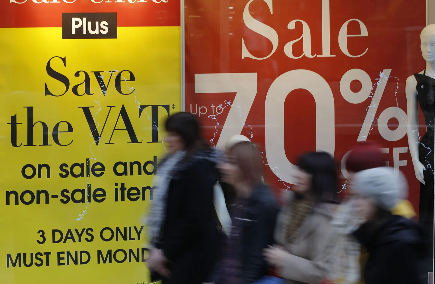 Реклама в Манчестере призывает делать покупки до повышения налога с оборота.