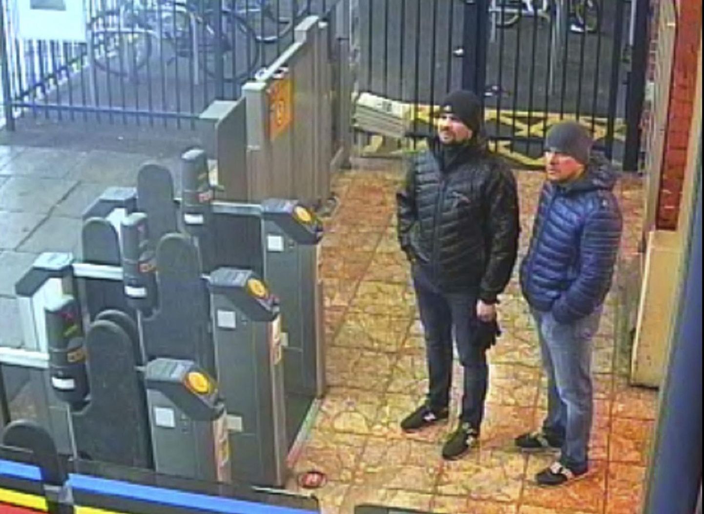Valvekaamerate pilt kahtlusalustest, arvatavatest GRU töötajatest Aleksandr Petrovist ja Ruslan Boširovist, kes luurasid Salisburys päev enne Skripalide rünnakut.