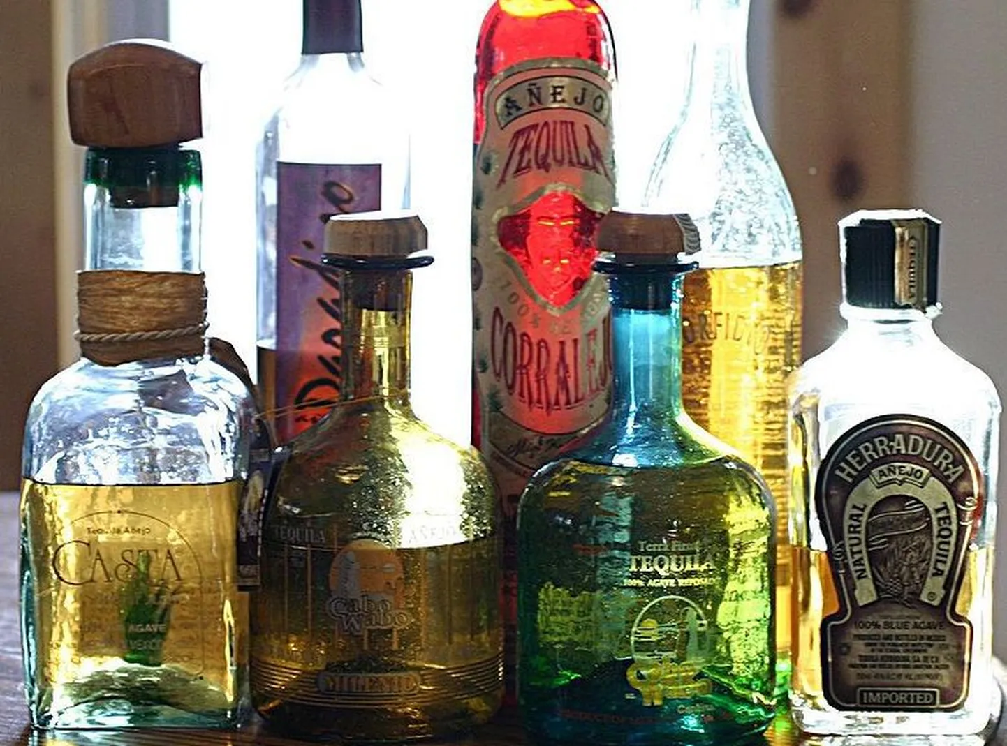 Mehhiko teadlased valmistasid tequilast teemante. Fotol erinevad tequila sordid