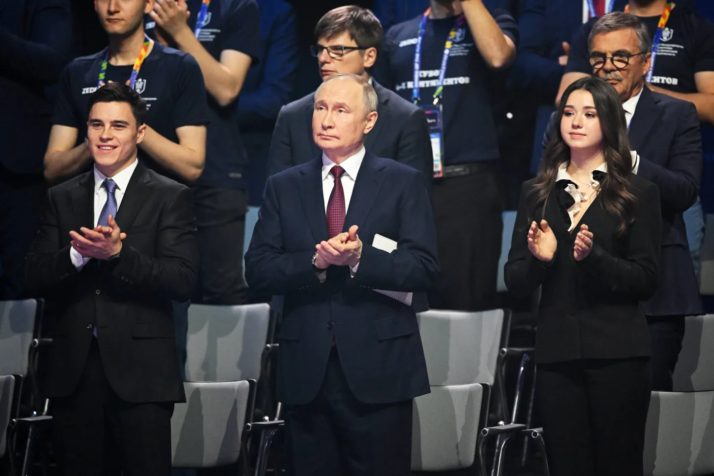 Камилу Валиеву (справа) усадили на церемонии открытия Игр будущего рядом с Владимиром Путиным.