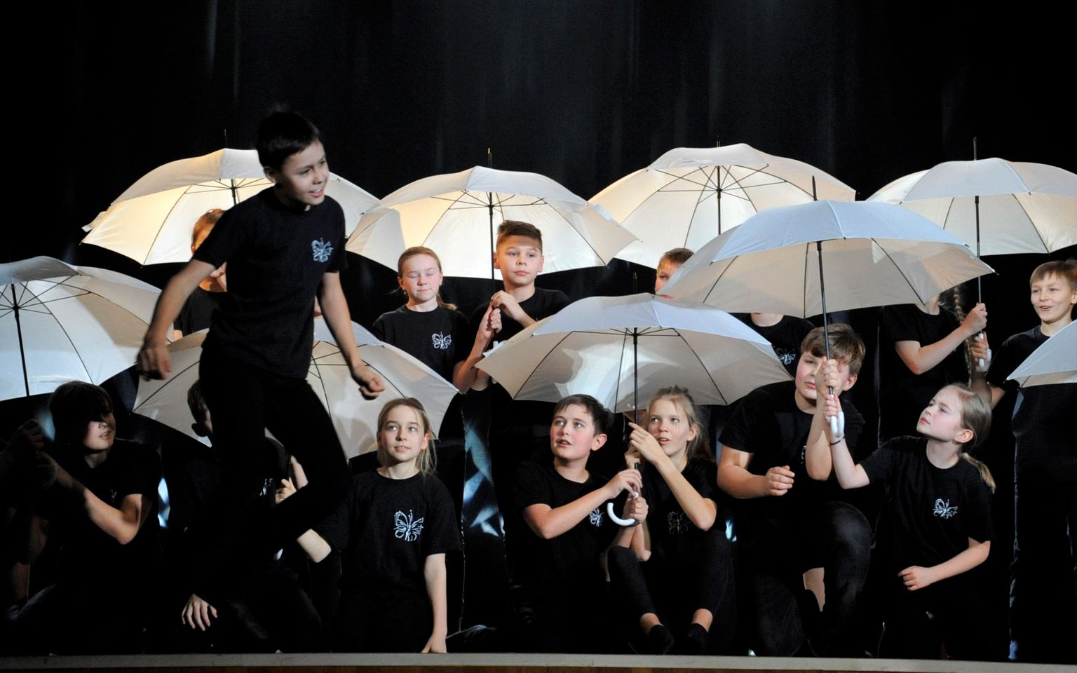 Hetk Jõgeva kooliteatri Liblikapüüdja esitusest 2020. aasta luulepäevadel «Tuulelapsed».