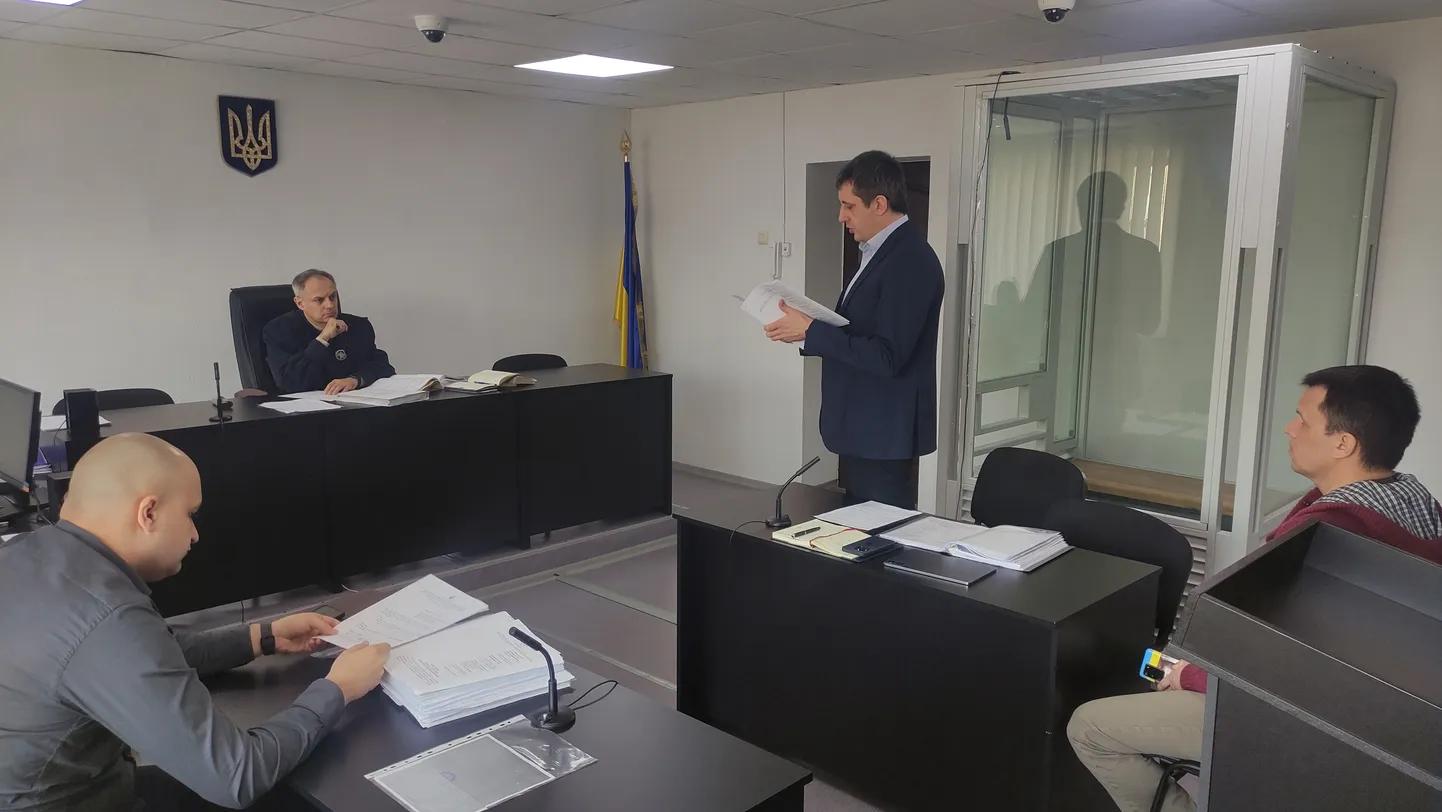 Reedene kohtuistung Pavlohradi linnakohtus. Vasakult prokurör Dmitri Otšeretjanõi, kohtunik Anatoli Kosjuk, advokaat Artem Krasnobrõžõ ja süüdistatav Oleksandr Tšernov.