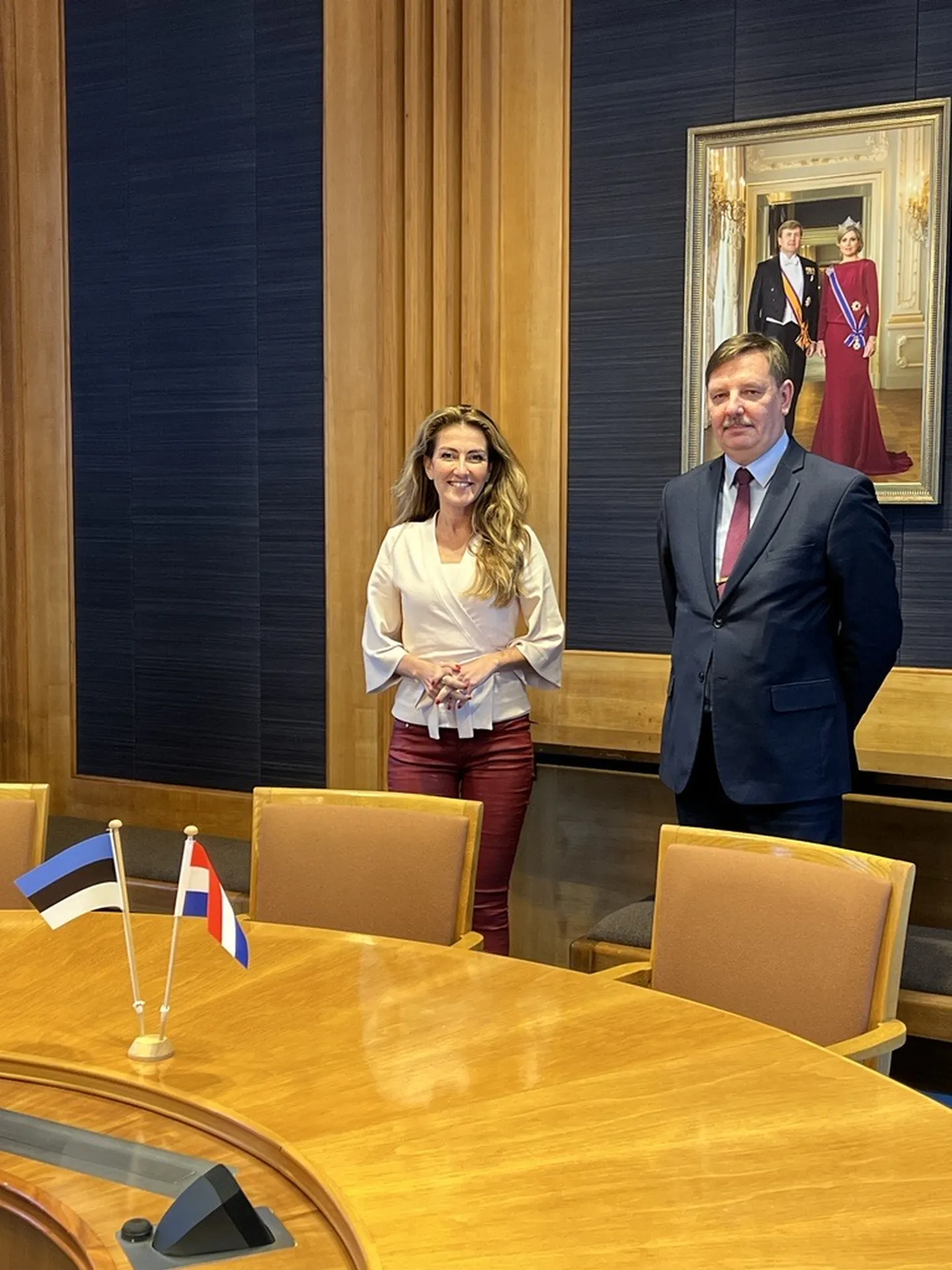 Hollandi energia- ja kliimaminister Dilan Yesilgoz-Zegerius (vasakul) ja Eesti majandus- ja taristuminister Taavi Aas.