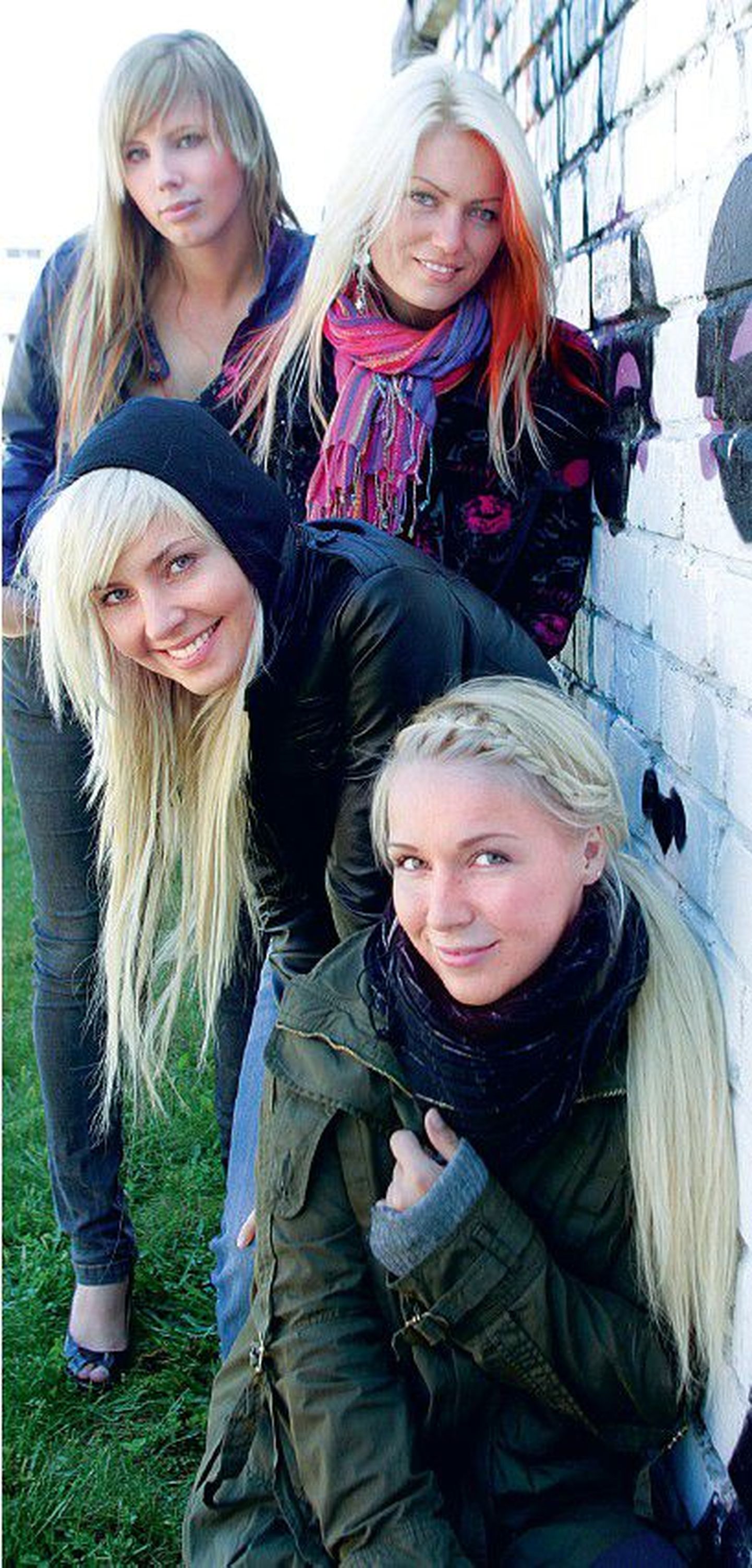 Kiirel ajal, mil suvetuuri alguseni on jäänud vaid nädal, leidsid bändiproovi vaheajal pildistamiseks mahti Vanilla Ninja liikmed Lenna Kuurmaa (alt üles), Piret Järvis, Katrin Siska ja nende üks tuurikaaslane Mari-Leen.