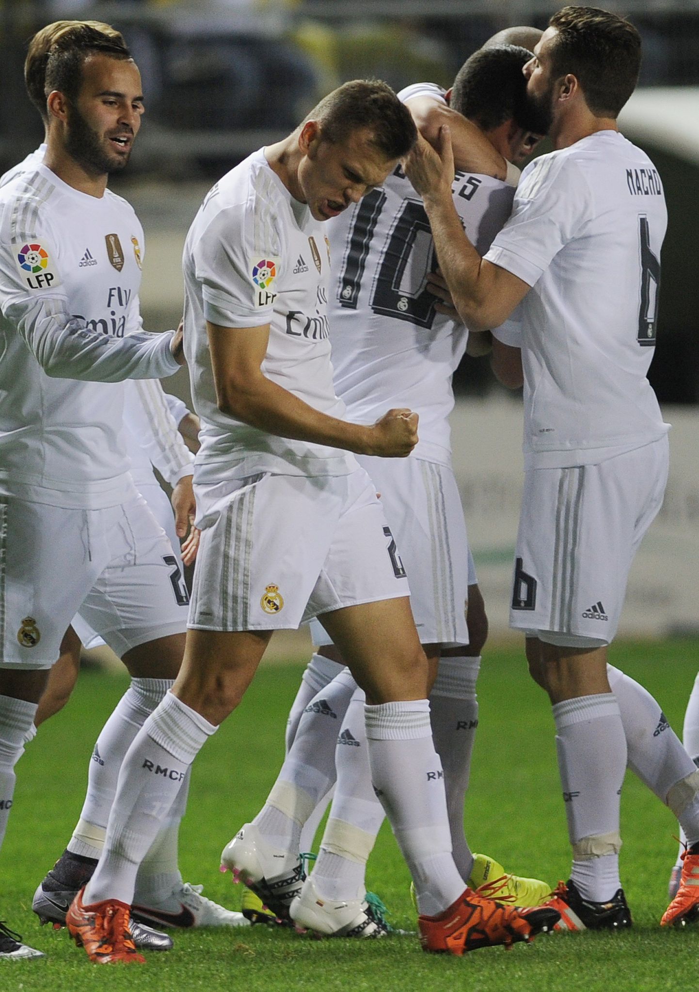 Денис Черышев (в центре) после забитого мяча во время кубкового матча за "Реал" с "Кадисом".