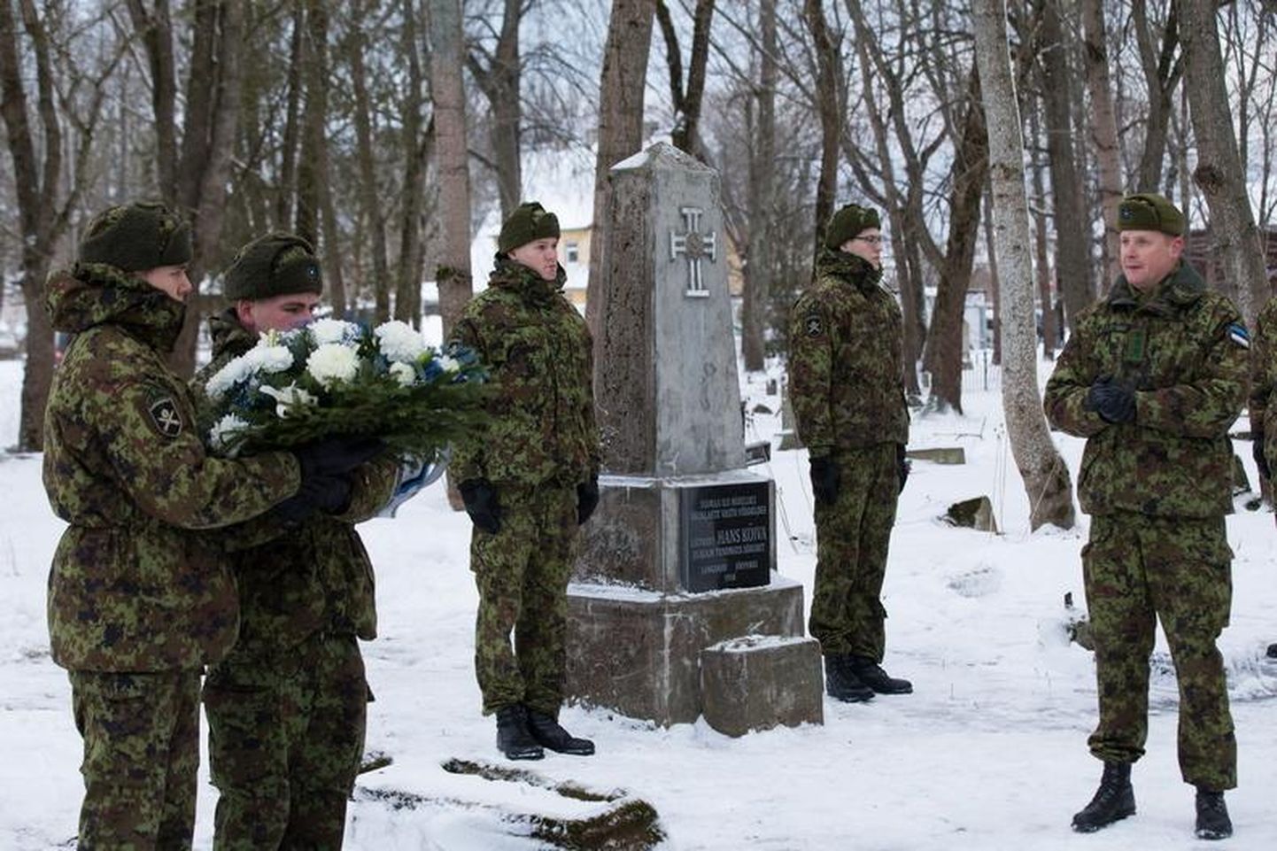 1. jalaväebrigaadi ajateenijad Tapa vanal kalmistul.
