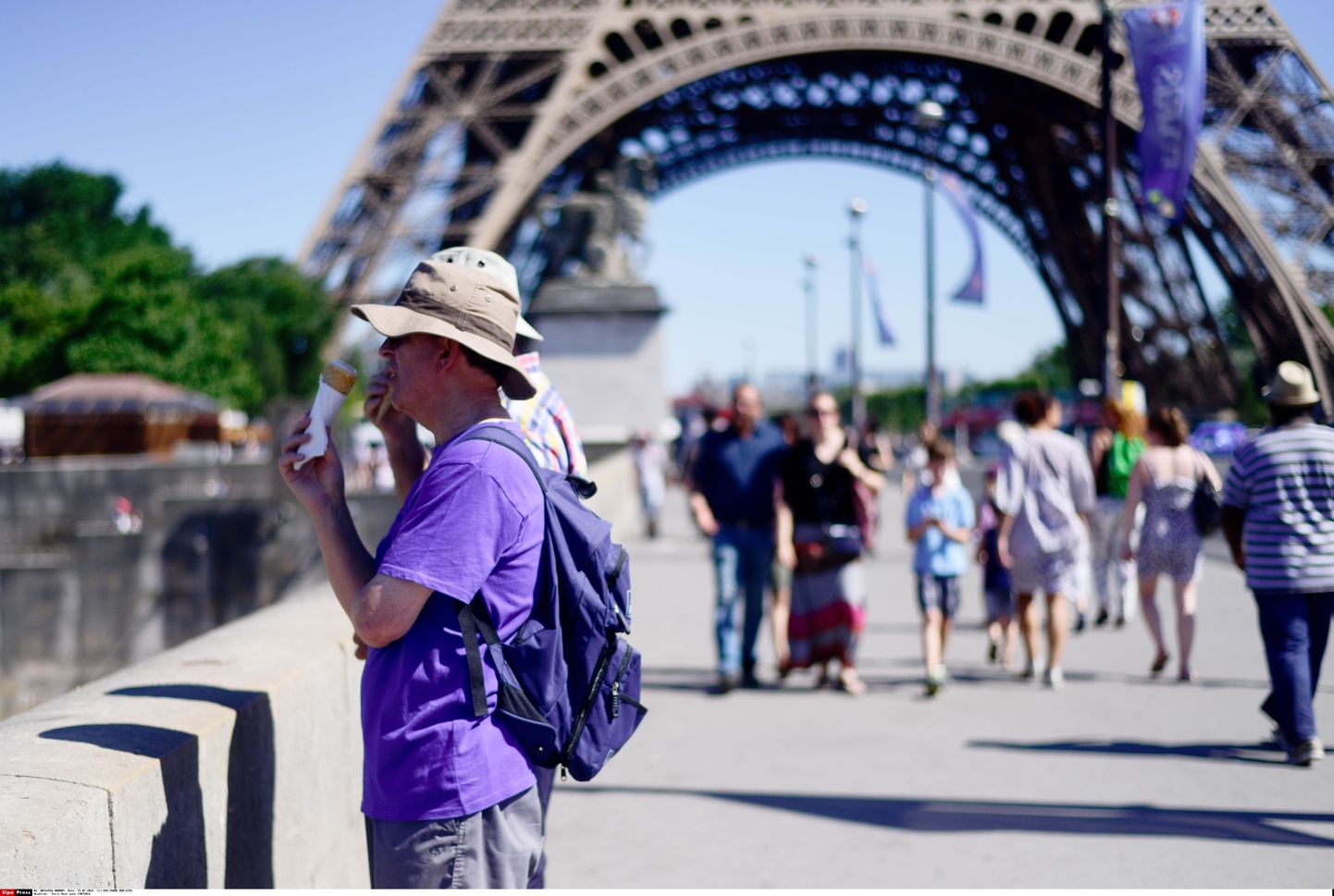 Turistid Pariisis, Eiffeli torni jalamil.