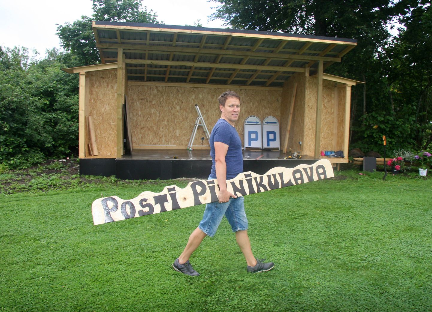 Из концерта на террасе выросла летняя концертная серия хутора Пости. Для исполнителей Тоомас Ныммисте построил также сцену.