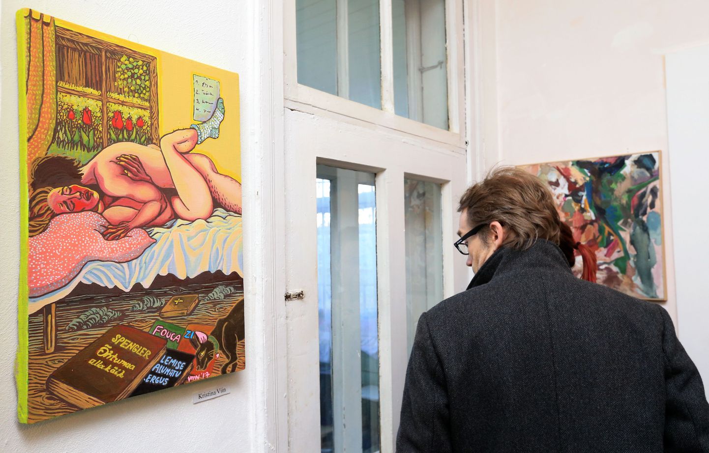 Näituse uudistaja vaatab Kristina Viina maali «Seksivad tudengid Supilinnas villastes sokkides».
