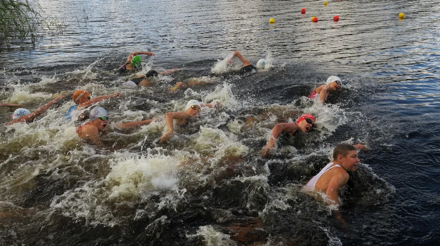 Rahvatriatlonil lõi kaasa 25 noort.
