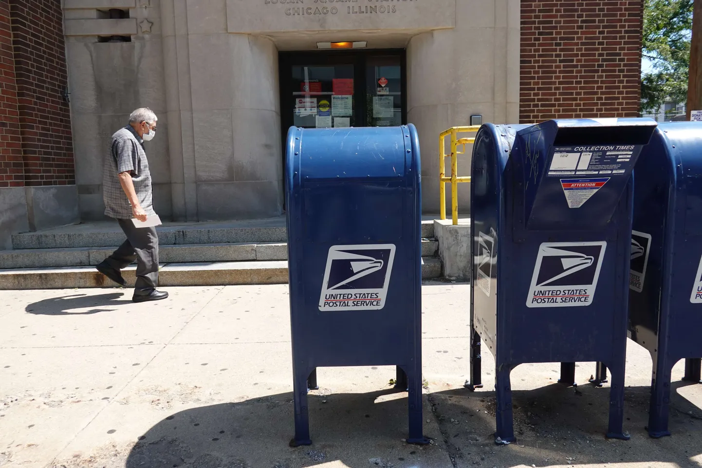 Kirjakastid postkontori ees Chicagos Illinoisi osariigis. USA presidendi Donald Trumpi sõnul ei soovi ta anda postiteenistusele lisaraha, kuna ilma selleta on muutub kirja teel hääletamine keerulisemaks.