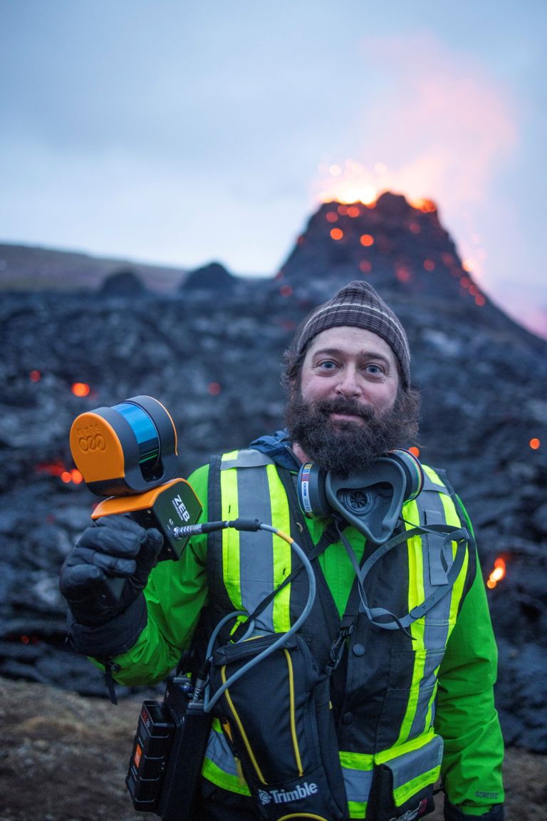 Geoloog Christopher, kes ei soovinud oma perekonnanaime avaldada, läks purskama hakanud vulkaani uurima