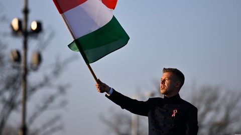 Stūrgalvīgais dumpinieks, kurš gatavs gāzt Orbānu: ko Ungārijai sola Pēters Maģars?