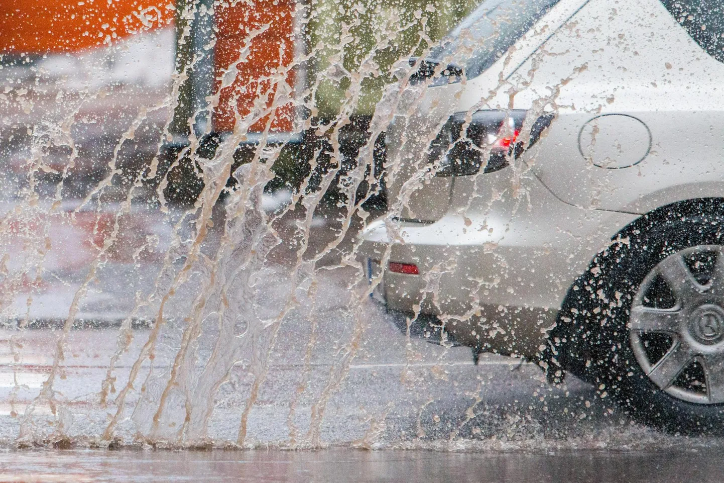 Lumi on asendunud teedel peamiselt vee ja poriga. Mõnel pool on veel ka jäiseid lõike.