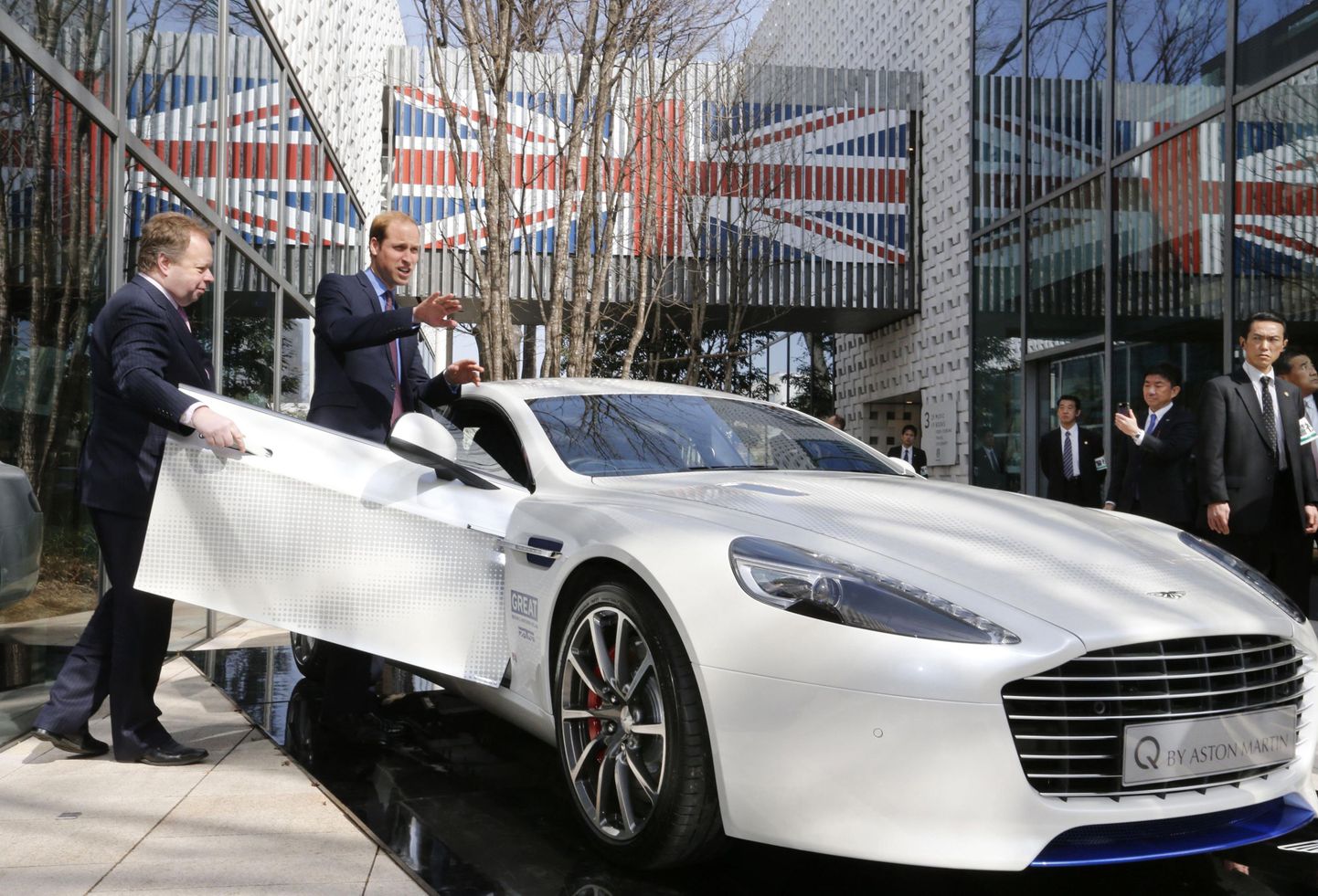 Aston Martin noori püüdmas: tegevjuht Andy Palmer avab uue Aston Martin Rapide S ukse prints Williamile.