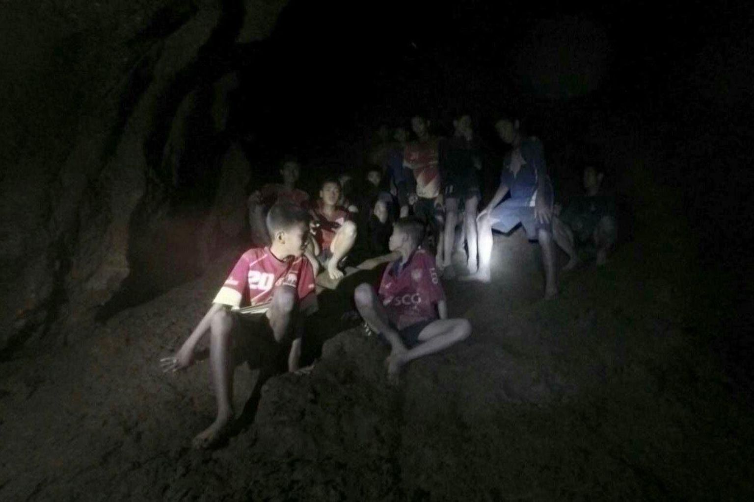 Esimesena jõudsid üleeile õhtul üheksa päeva Tai põhjaosas asuvas koopas veetnud 12 poisi ja nende treenerini Briti sukeldujad. Kuigi lapsed on kõhnad ja räsitud, on enamik neist katsumusele hästi vastu pidanud.