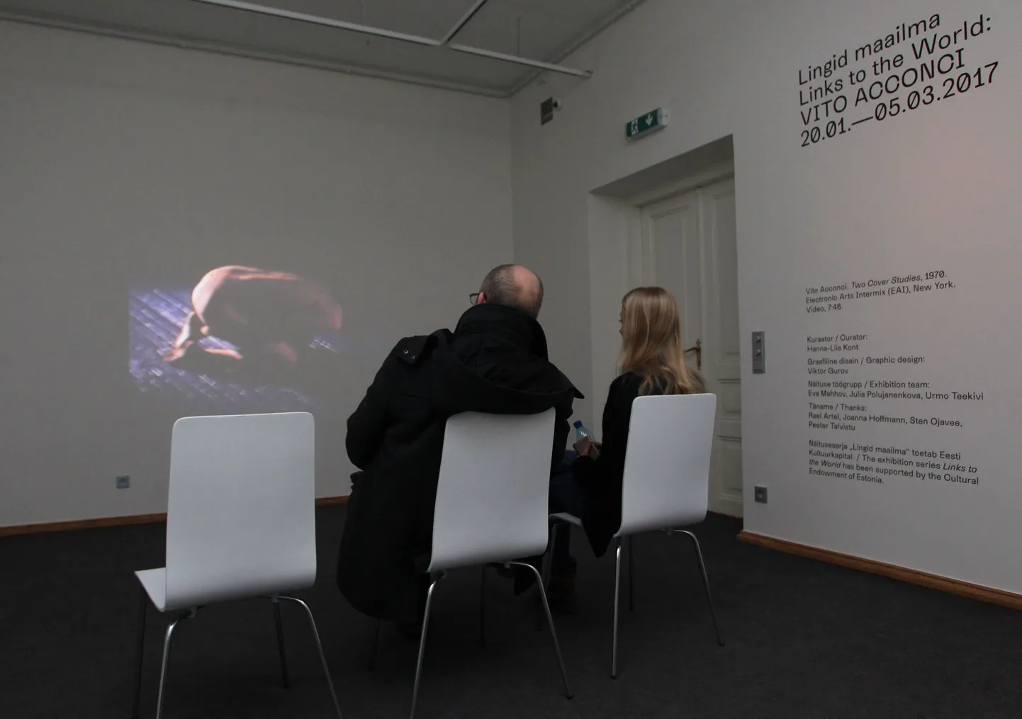 Vito Acconci videoteos «Two Cover Studies» linastub vaatajate ees Tartmuse projektiruumis.