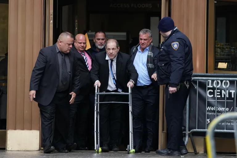 Käimisraami abil kõndiv filmiprodutsent Harvey Weinstein 11. detsembril New Yorgi kohtus