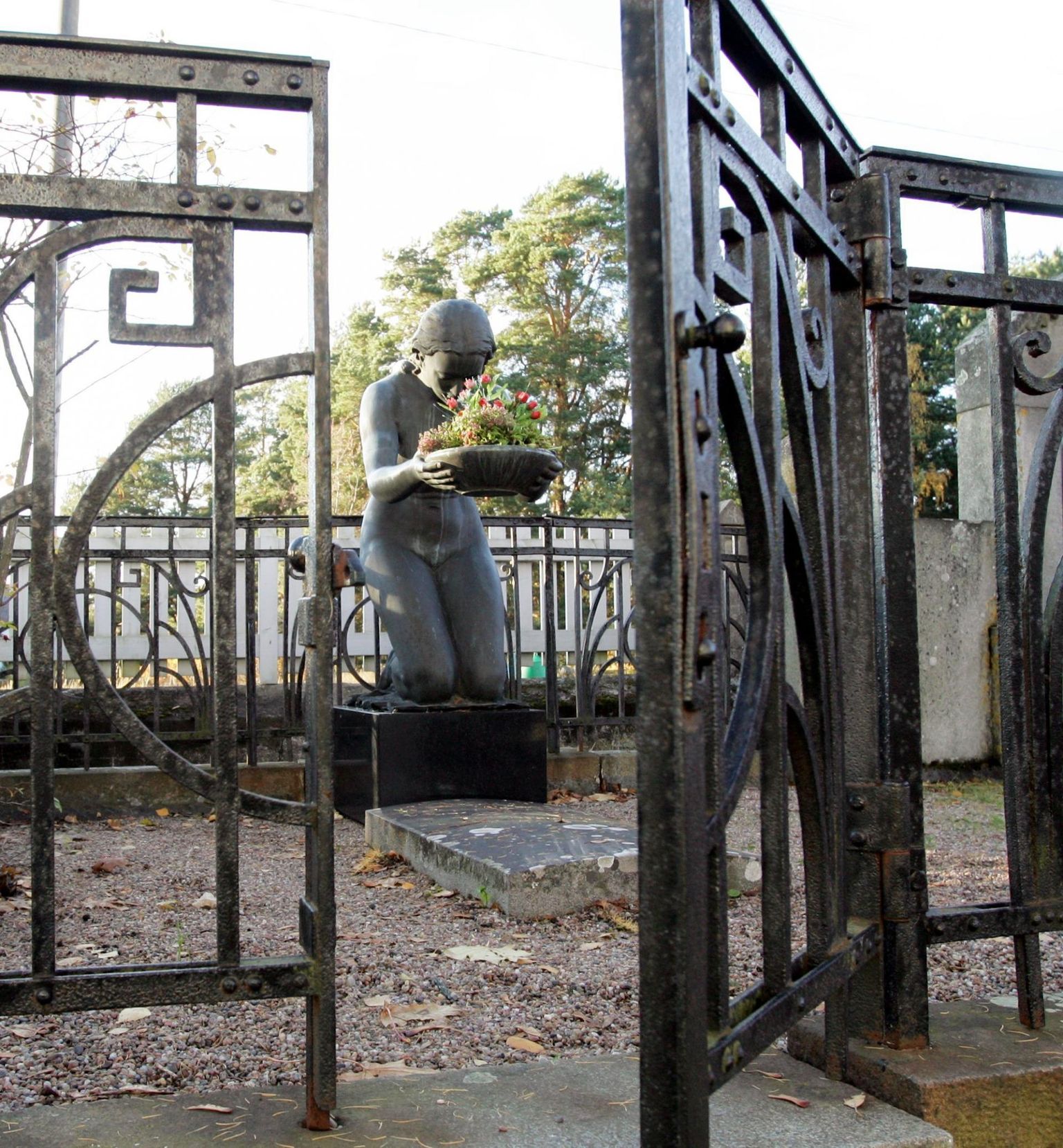 Käsmu kalmistu väravast sisse astudes kohtume kaugsõidukapten Oskar Tiedemanni noorelt surnud tütre Signe mälestuseks püstitatud kauni hauaskulptuuriga.