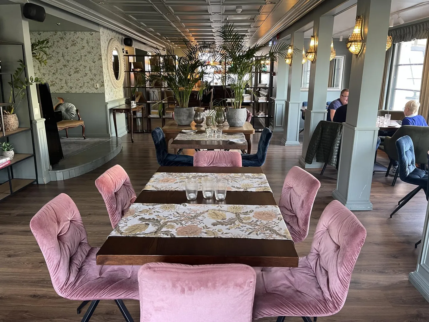 Mõnusalt sopilises restoranis kohtuvad kodusus, annus romantikat ja pidulik elegants. FOTO: Britt Rosen