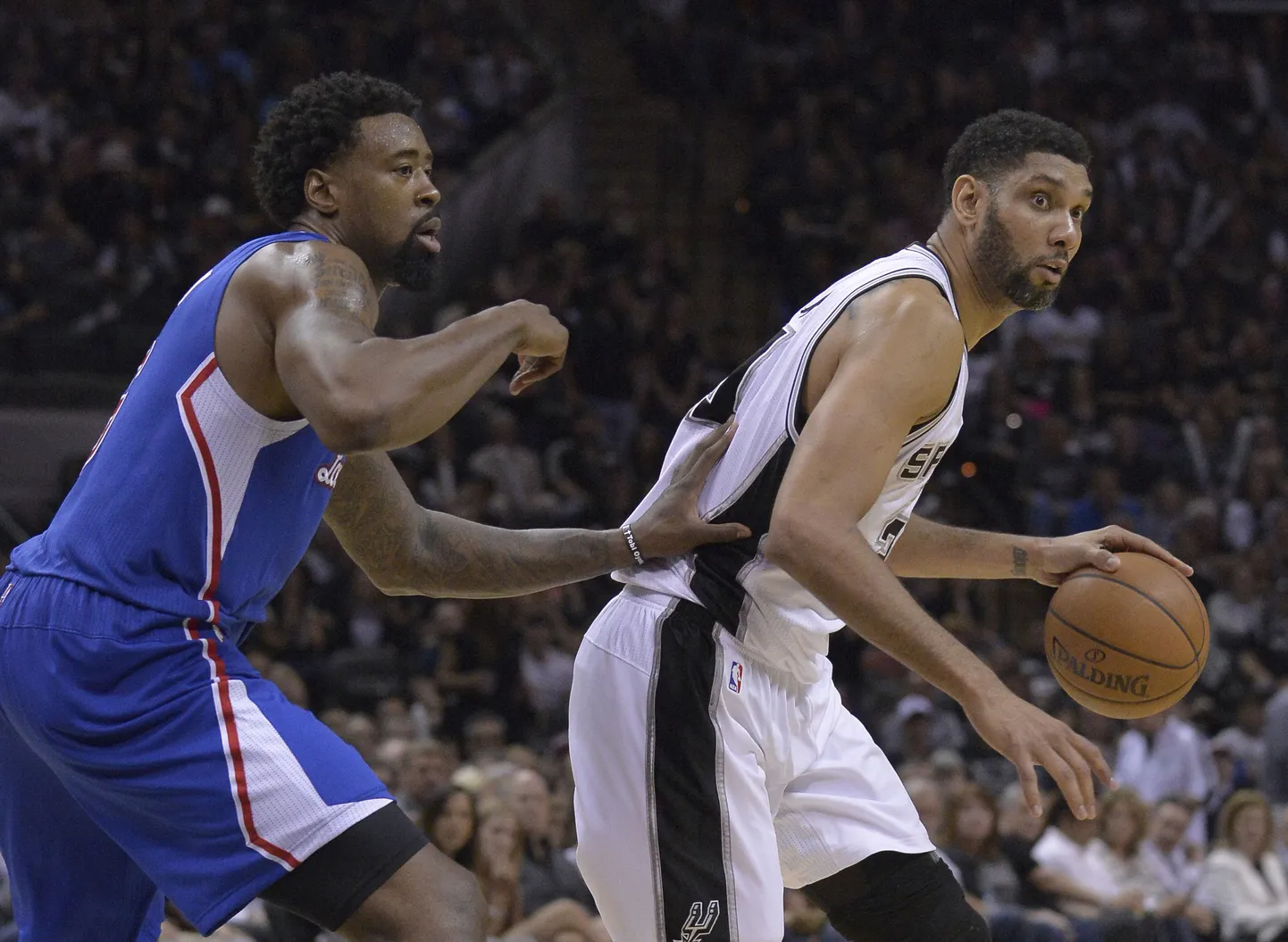 San Antonio Spursi legend Tim Duncan (paremal) teeb ruumi Los Angeles Clippersi keskmängija DeAndre Jordani vastu.