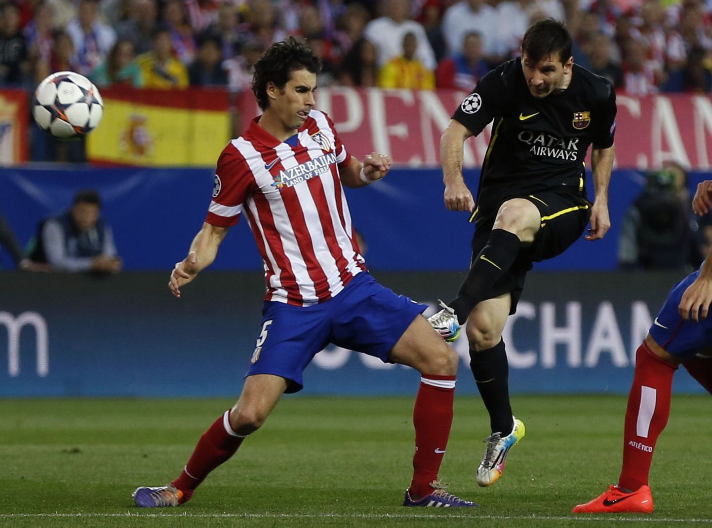 Tiago (vasakul) üritab takistada Lionel Messit.