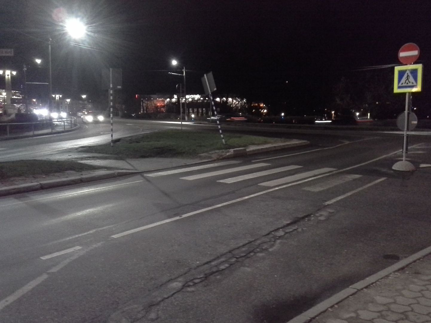 Sõiduauto Saab 9-5 paiskus Narva maanteel Škoda Octaviaga kokkupõrke järel Fortuuna tänava alguses sõiduradade vahel olevale haljasalale, vastu liiklusmärki ja seejärel otsa jalakäijate ülekäigurajal teed ületanud jalakäijale.