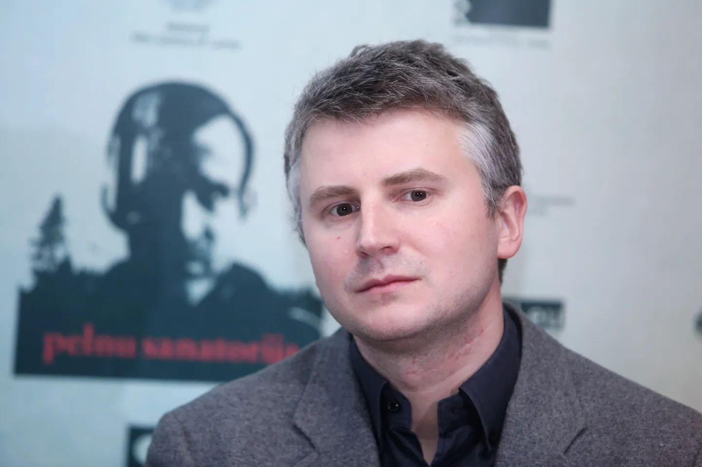 Filmas "Pelnu sanatorija" režisors Dāvis Sīmanis pirms mediju brokastīm ar filmas galvenās lomas atveidotāju, vācu aktieri Ulrihu Matesu.