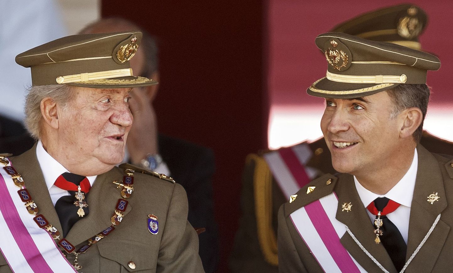 Испанский король Хуан Карлос и принц Филипе. Чтобы в Испании могла произойти смена королевской власти, парламенту требуется в срочном порядке разработать церемонию ее передачи. Хотя в последнее время уход монархов «на пенсию» перестал быть чем-то экстраординарным.