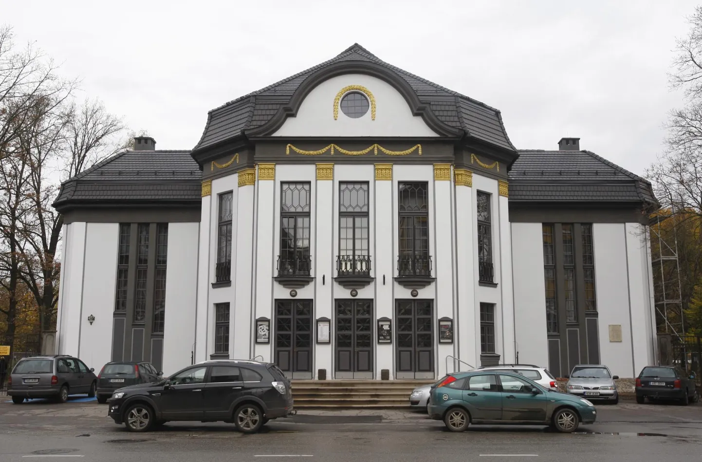 Pildil on Vanemuise teatri väikese maja fassaad.