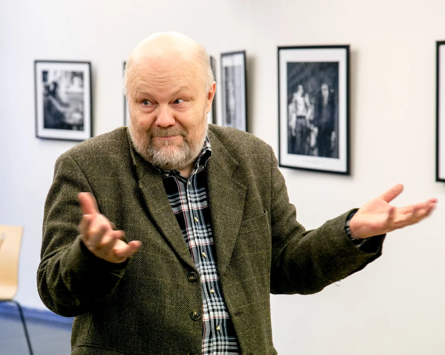 Pärnu kontserdimajas avati fotograaf Andrus Noorhani fotonäitus, mis kannab nime "Pea laiali otsas läbi linna".