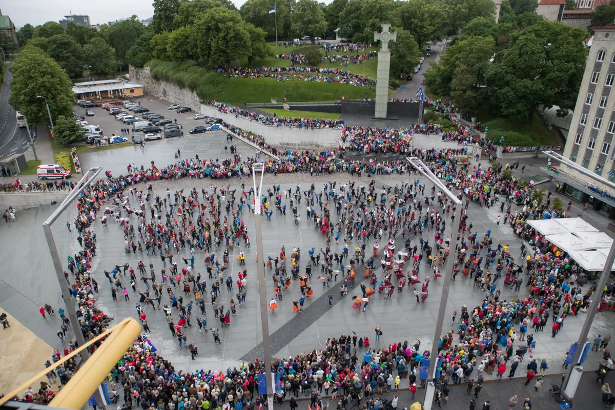 Rahvatantsijad korraldasid Vabaduse väljakul oma peo. Foto: