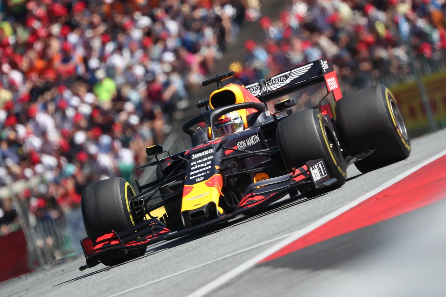 Austria GP on Red Bulli kodurada. Siin pildil roolib nende vormelit mullusel koduvõistlusel Max Verstappen.