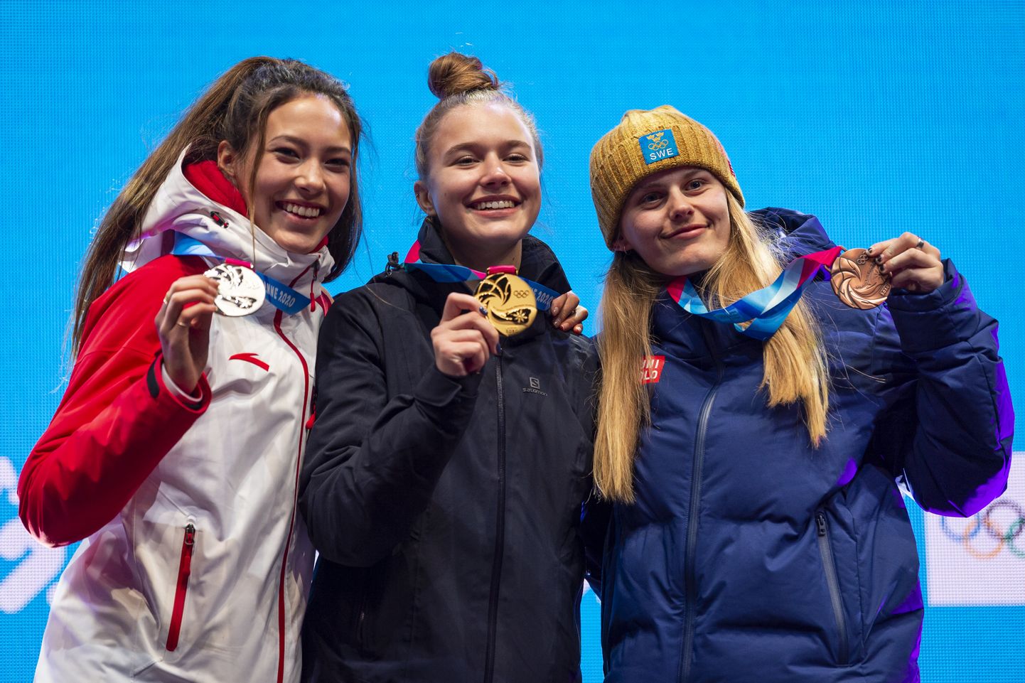 Kelly Sildaru (keskel) noorte olümpia kuldmedaliga.