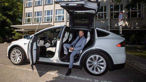 Riigikogu liige sõidab Teslaga ringi ilma rooli pööramata: «Sõidab nagu professionaalne juht»