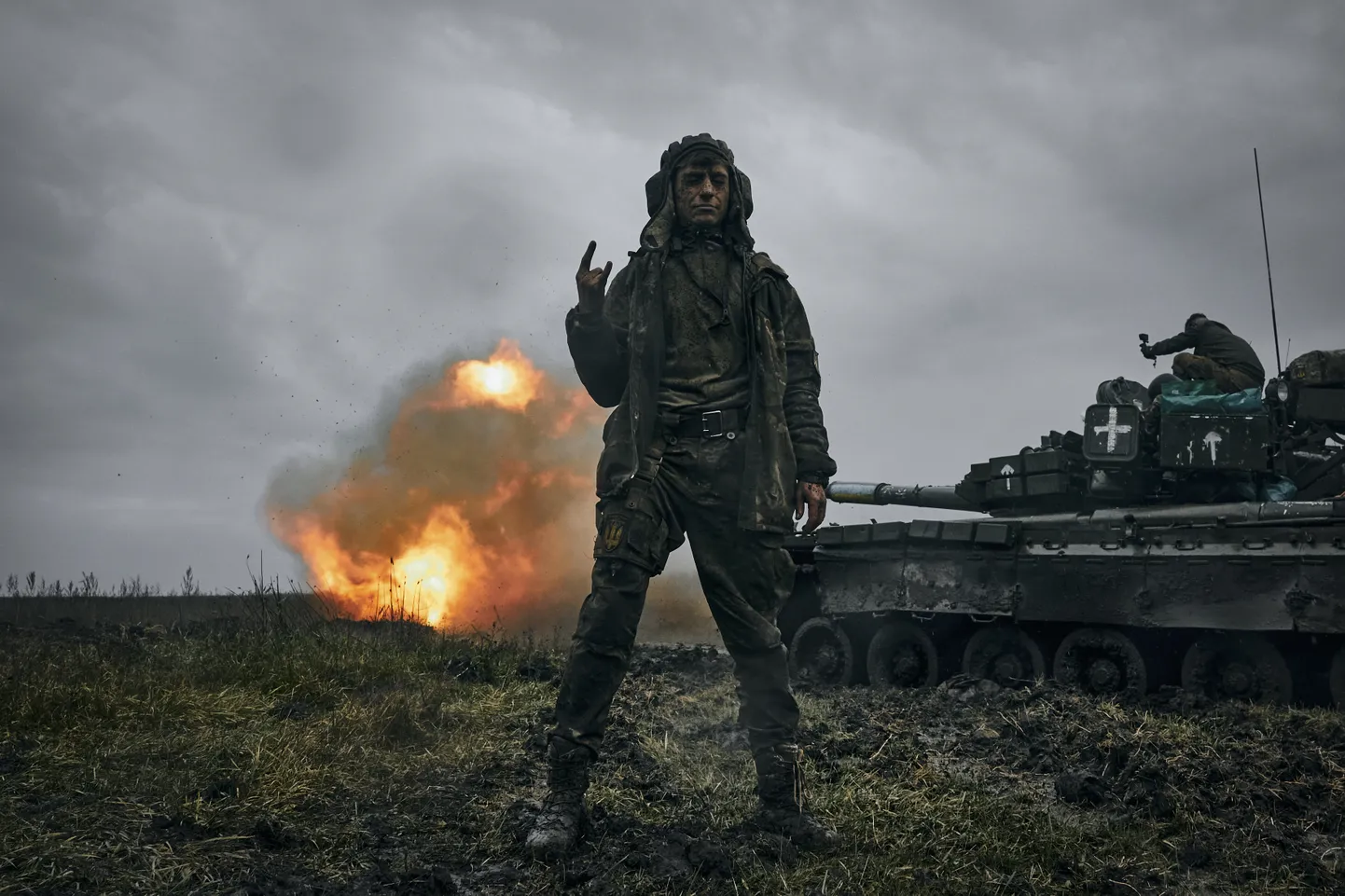 Ukraina sõdur üle võetud Vene tanki T-80-ga, mis tulistab Vene positsioone Donetskis.