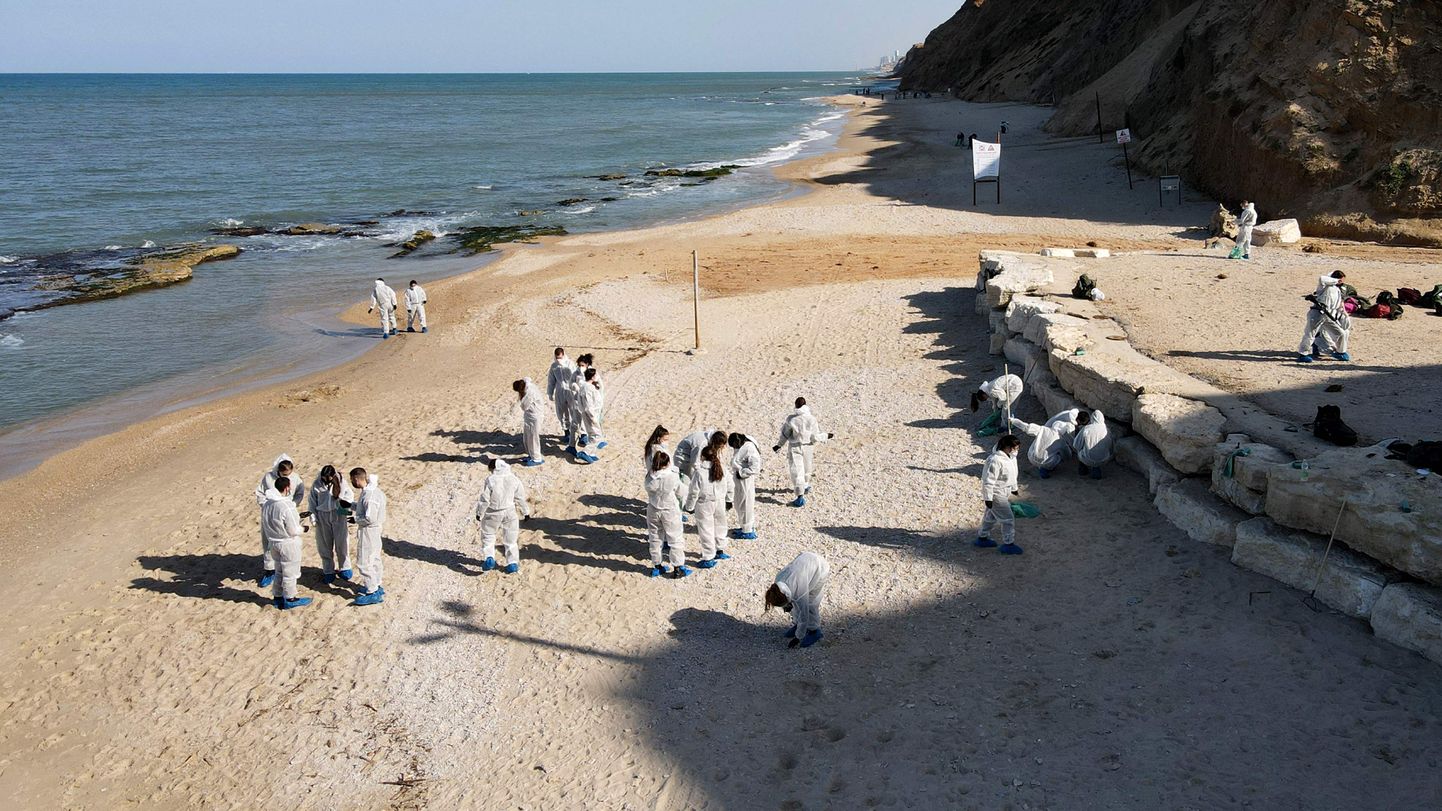 Iisraeli sõdurid ja vabatahtlikud koristavad naftajääke Sharon Beach rahvuspargi rannalt Tel Avivi lähedal