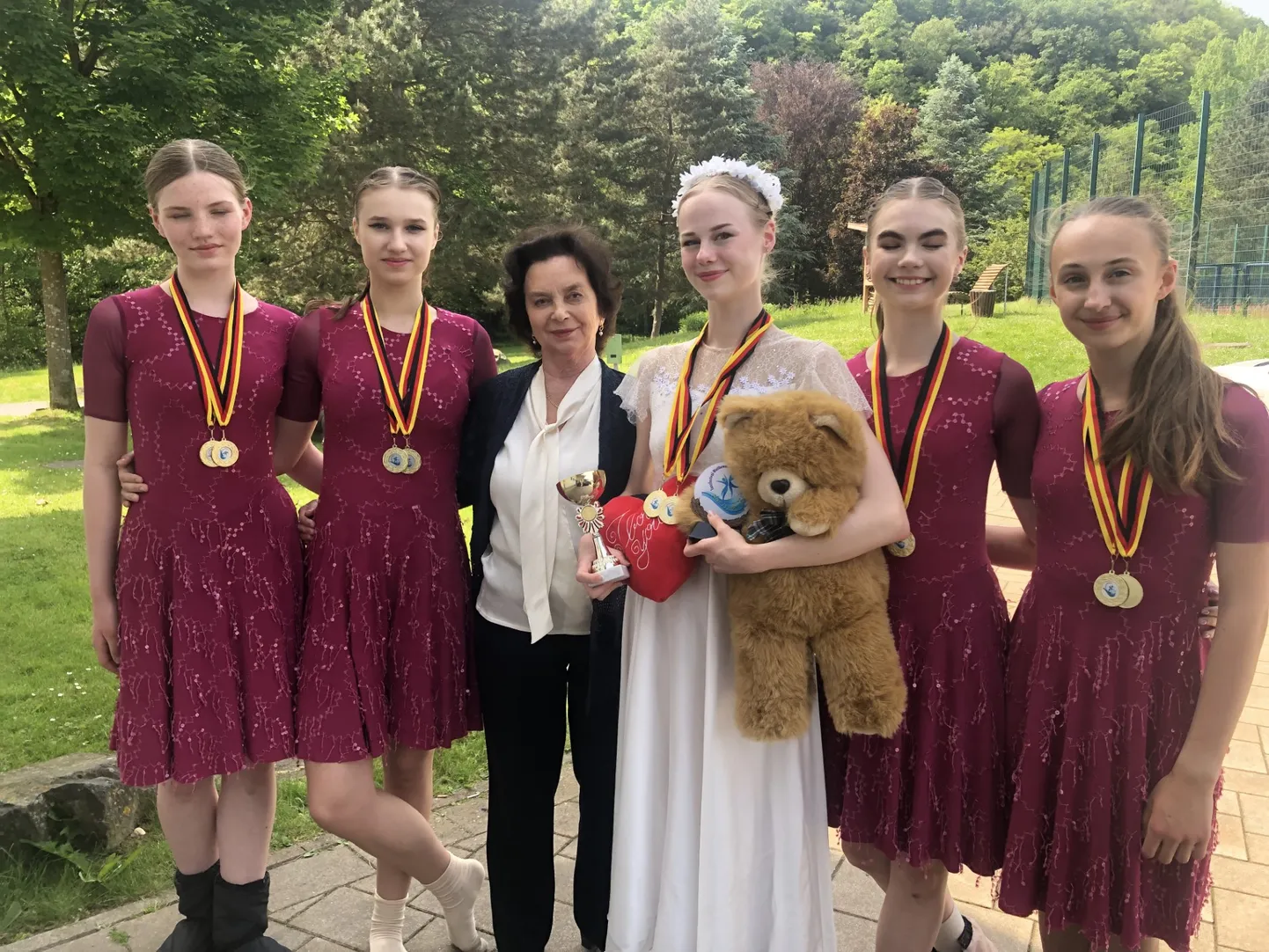 Tartlasi esindas Saksamaal viis tantsijat. Pildil on tantsijad Vanemuise tantsu- ja balletikooli direktori Jelena Poznjak-Kõlariga (keskel).