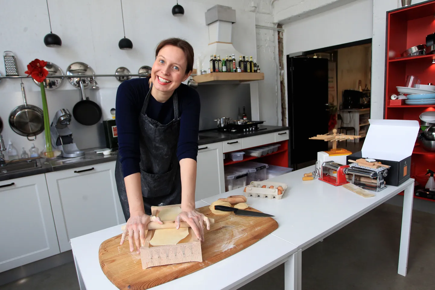 Värske pasta: nii teeb Heret Pauskar oma toidustuudios Abruzzo stiilis munapastat pasta alla chitarra. Neljakandilise kujuga pasta vormitakse masinal, mis meenutab kitarrikeeli.
