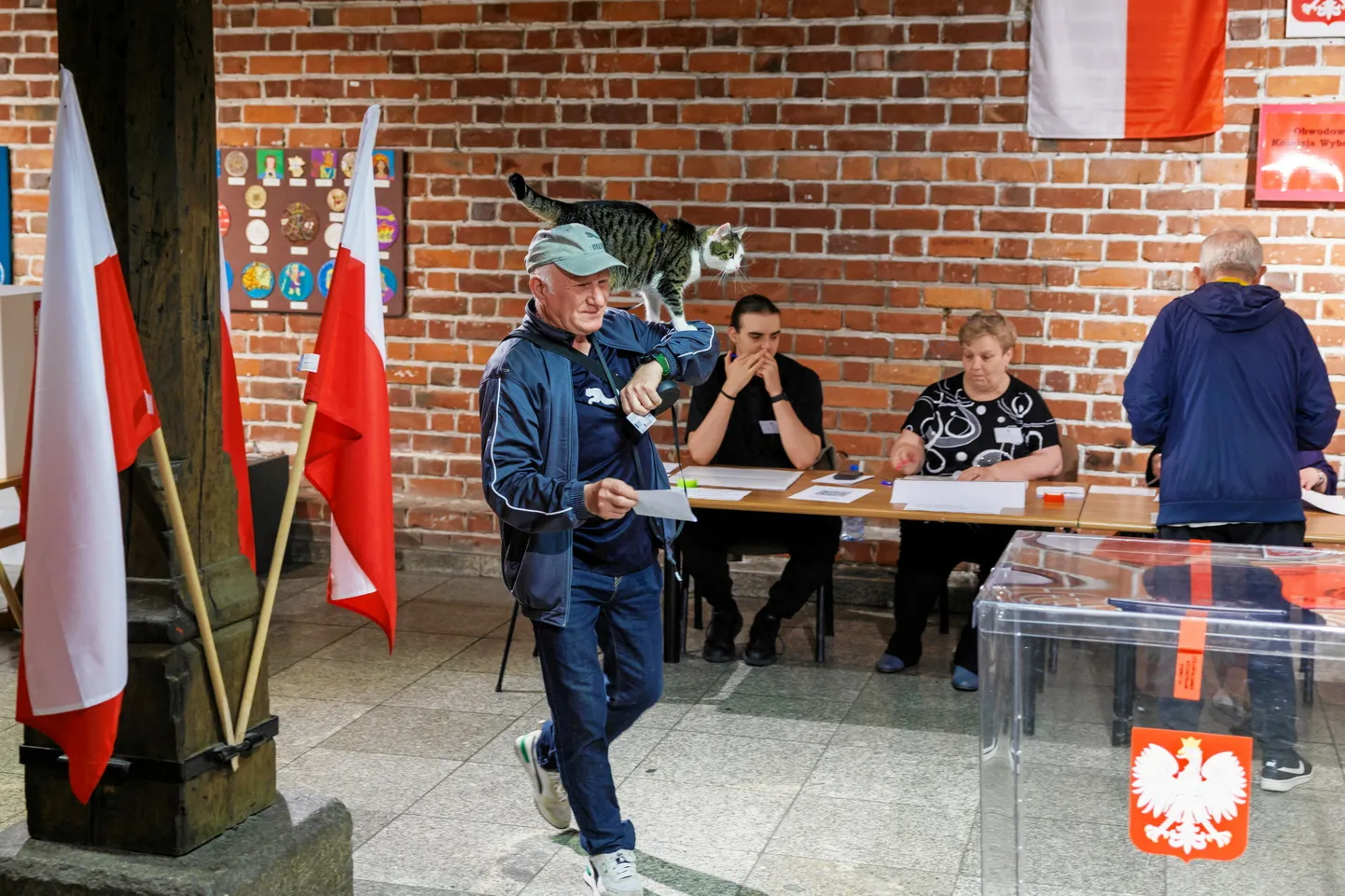 Koos kassiga Poola presidendivalimistel hääletamas käinud mees täna Wrocławis.