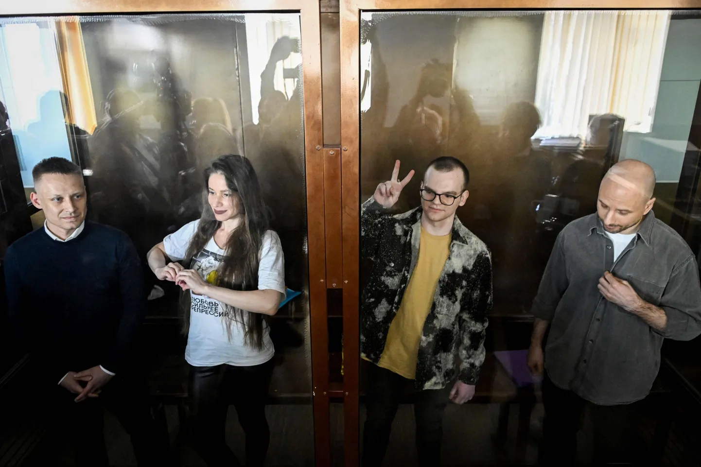 Vene ajakirjanikud (vasakult) Konstantin Gabov, Antonina Kravtsova (Favorskaja), Artjom Kriger ja Sergei Karelin seisavad süüdistatavate jaoks mõeldud klaasseina taga, kui nad osalevad 2. oktoobril 2024 Moskvas Nagatinskis kohtu istungil.
