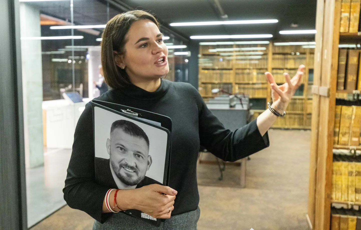 Valgevene opositsioonijuht Svjatlana Tsihhanovskaja 18. novembril Tartus rahvusarhiivi Noora uurimissaalis. Valgevene demokraatlike jõudude juhil on käes vangistatud abikaasa Sjargei Tsihhanovski pilt, kellele määrati 2021. aastal 18-aastane vangistus.