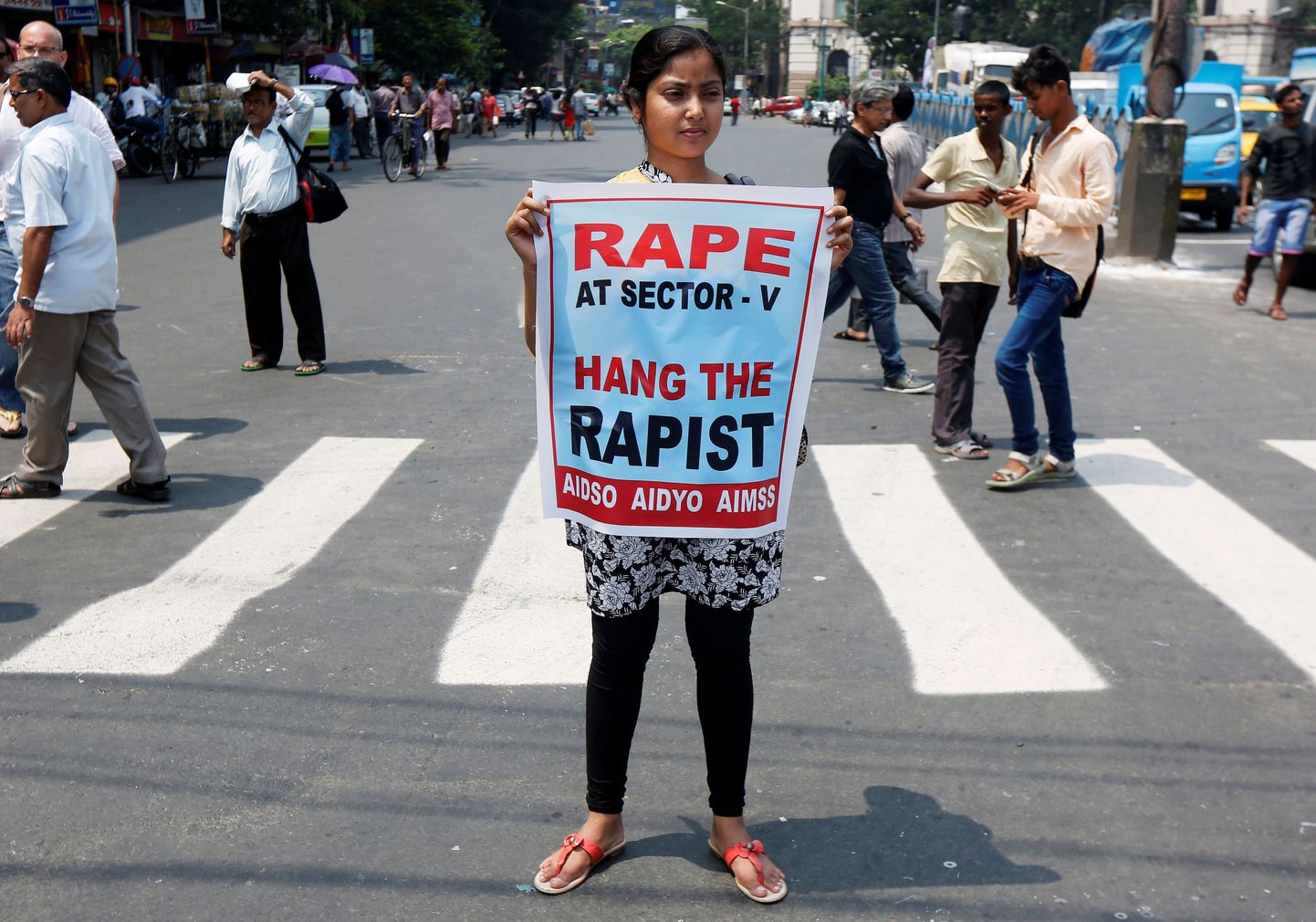 Aktivist hoidmas plakatit naistevastase vägivalla vastasel protestil Kolkatas.