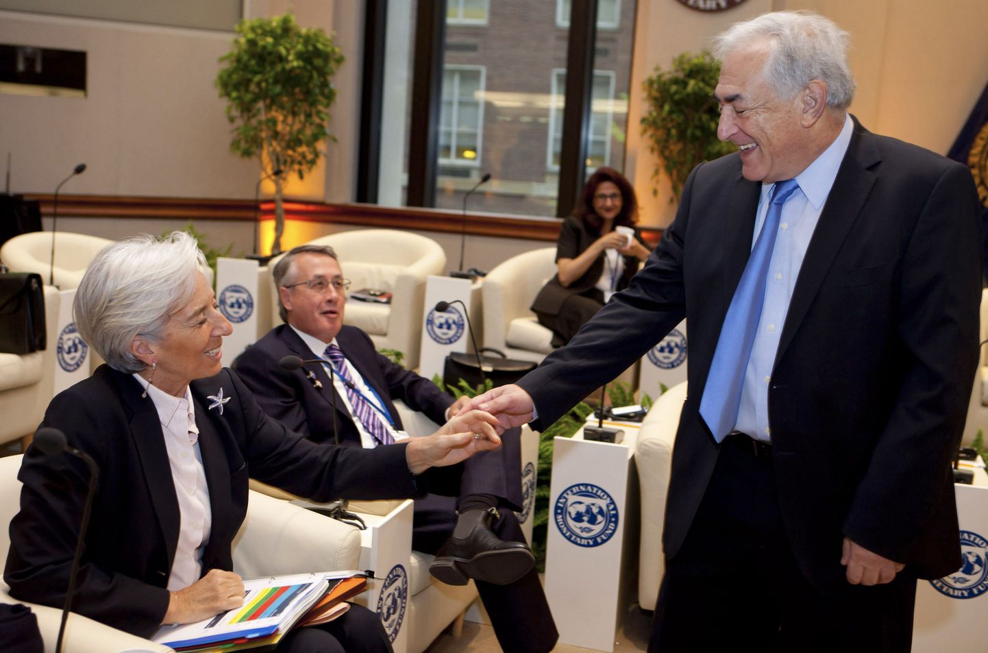 Prantsuse rahandusminister ja G20 juht  Christine Lagarde (vasakul) ja Rahvusvahelise Valuutafondi (IMF) tegevdirektor Dominque Strauss-Kahn (paremal)eile Washingtonis IMFi peakontoris.