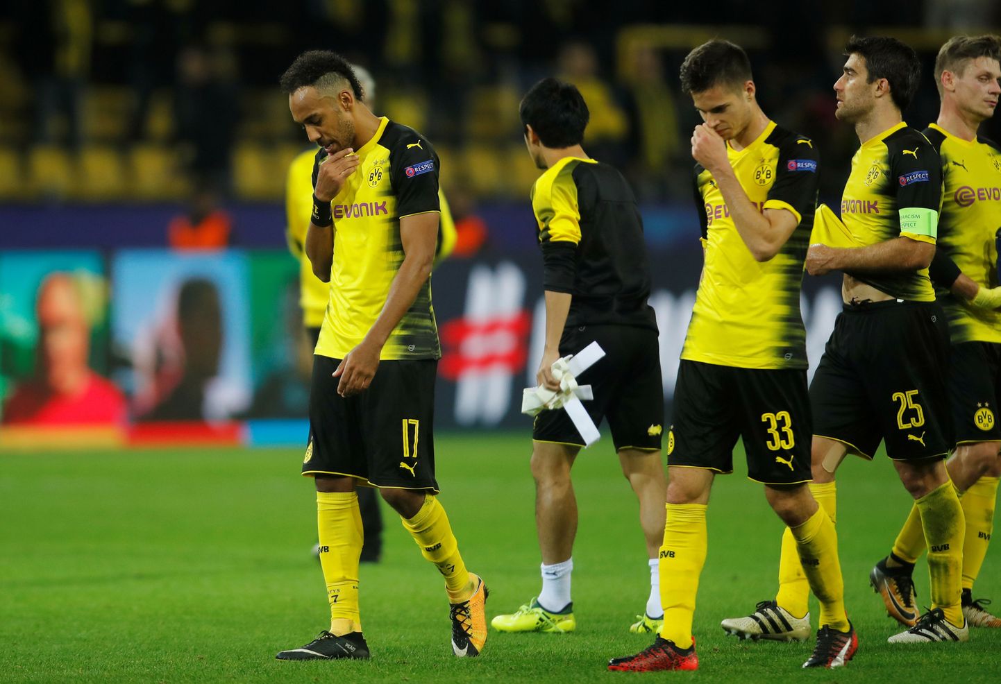 Dortmundi Borussia jalgpallurid pärast koduplatsil Madridi Realilt saadud 1:3 kaotust.