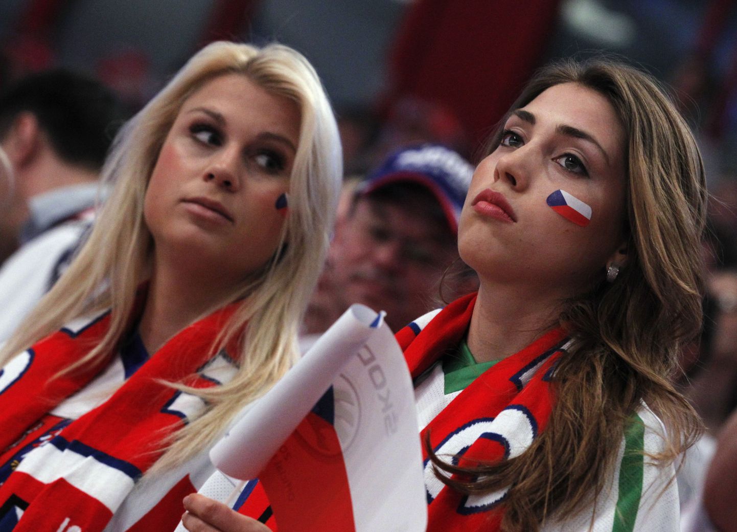 Чешские болельщицы расстроены результатом матча.