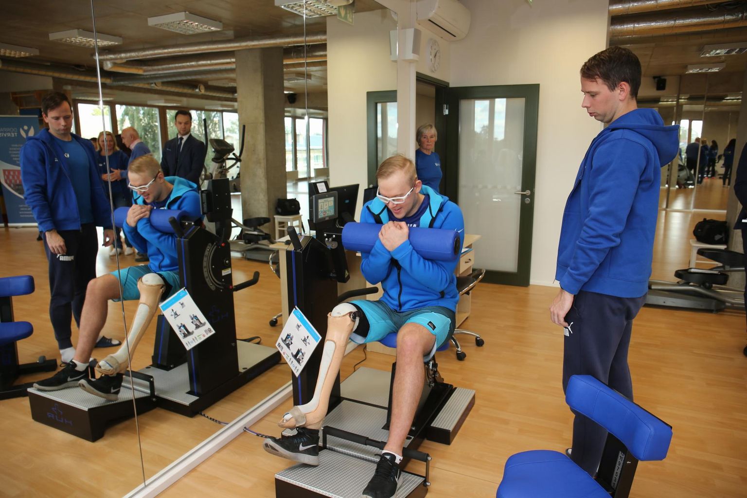 Tartu treeningsaali patrooniks valiti Eesti viimase kümne aasta edukaim paraujuja Kardo Ploomipuu (vasakul), kes tegi füsioterapeut Jaan Lutsu valvsa pilgu all kohe ka masinatega tutvust.