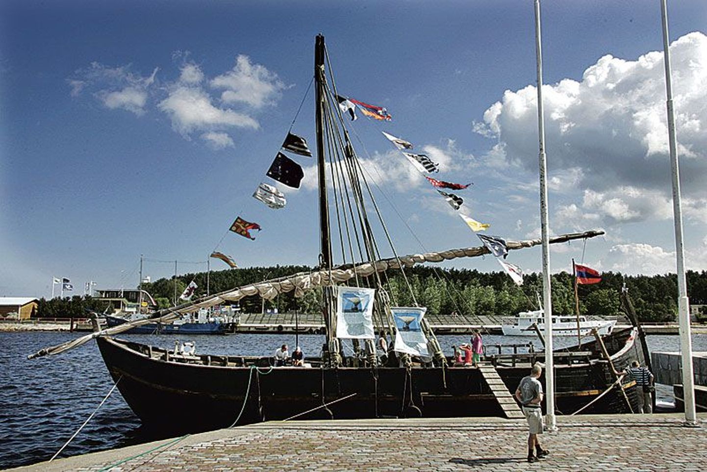Ümber Euroopa seilav keskaegse purjelaeva koopia ilmestas paar päeva ka Tallinna Pirita sadamat.
